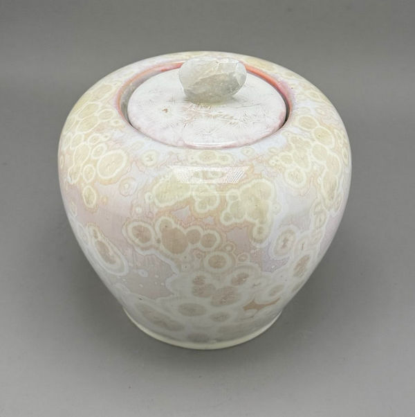 Pale Pink Crystalline Urn with White Quartz Heart - 33 ci - Image 2