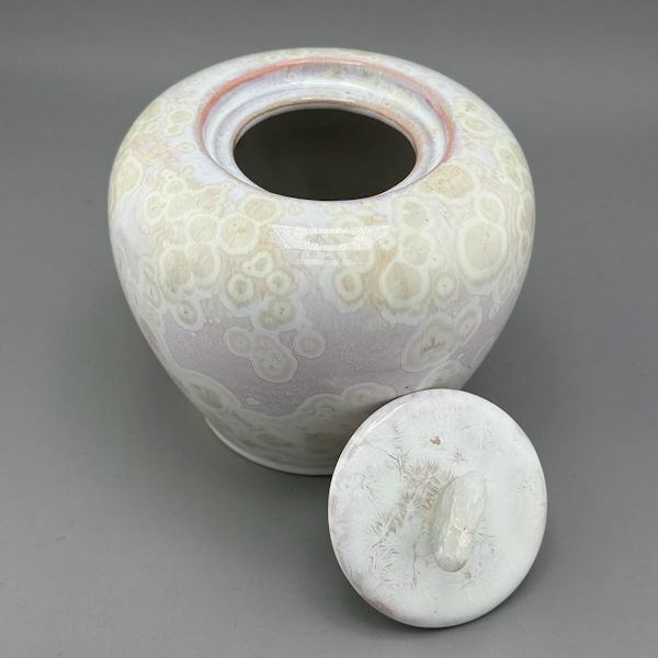 Pale Pink Crystalline Urn with White Quartz Heart - 33 ci - Image 4