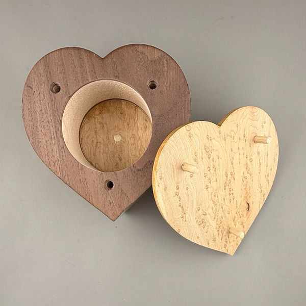 Birds-Eye Maple Heart Urn with Flower Detail - 13 ci - Image 3