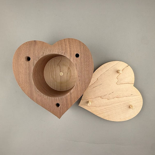 Curly Maple Heart Urn with Flower Detail - 11 ci - Image 4