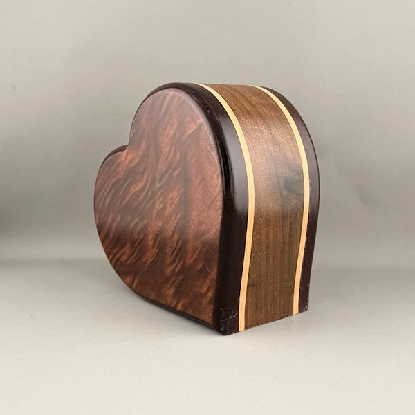 Figured Walnut & Maple Heart Urn - 35 ci - Image 3